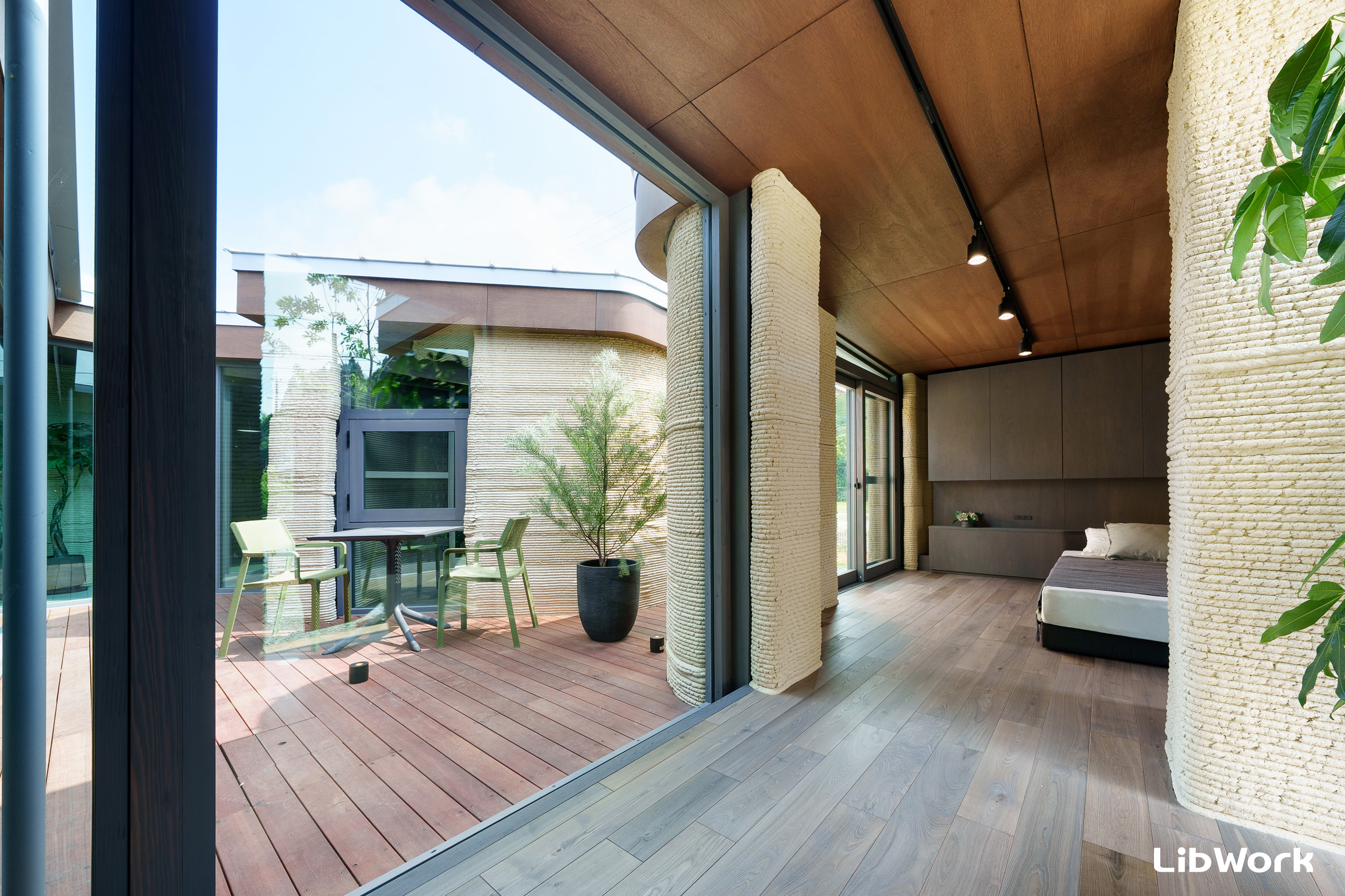 国内発!3Dプリンターハウスの外観写真。青空のしたに平屋がある